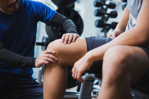 筋トレは膝痛に効くの？鍛えると良い筋肉と具体的なトレーニング方法を解説サムネイル