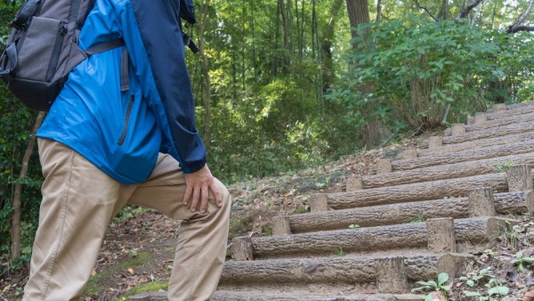 登山中に膝痛が起きるのはなぜ？痛みの原因と軽減する方法を解説サムネイル