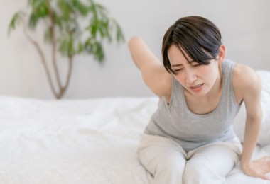 坐骨神経痛のときの適切な寝方は？症状別おすすめの寝方も解説サムネイル