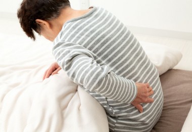 寝起きに腰が痛い原因とは？すぐに実践できる対処法・改善方法を解説サムネイル